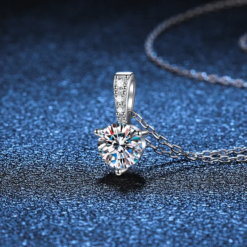 18K gold inlaid diamond heart-shaped necklace,PT950 platinum three claw inlaid collarbone chain, single carat moissanite pendant