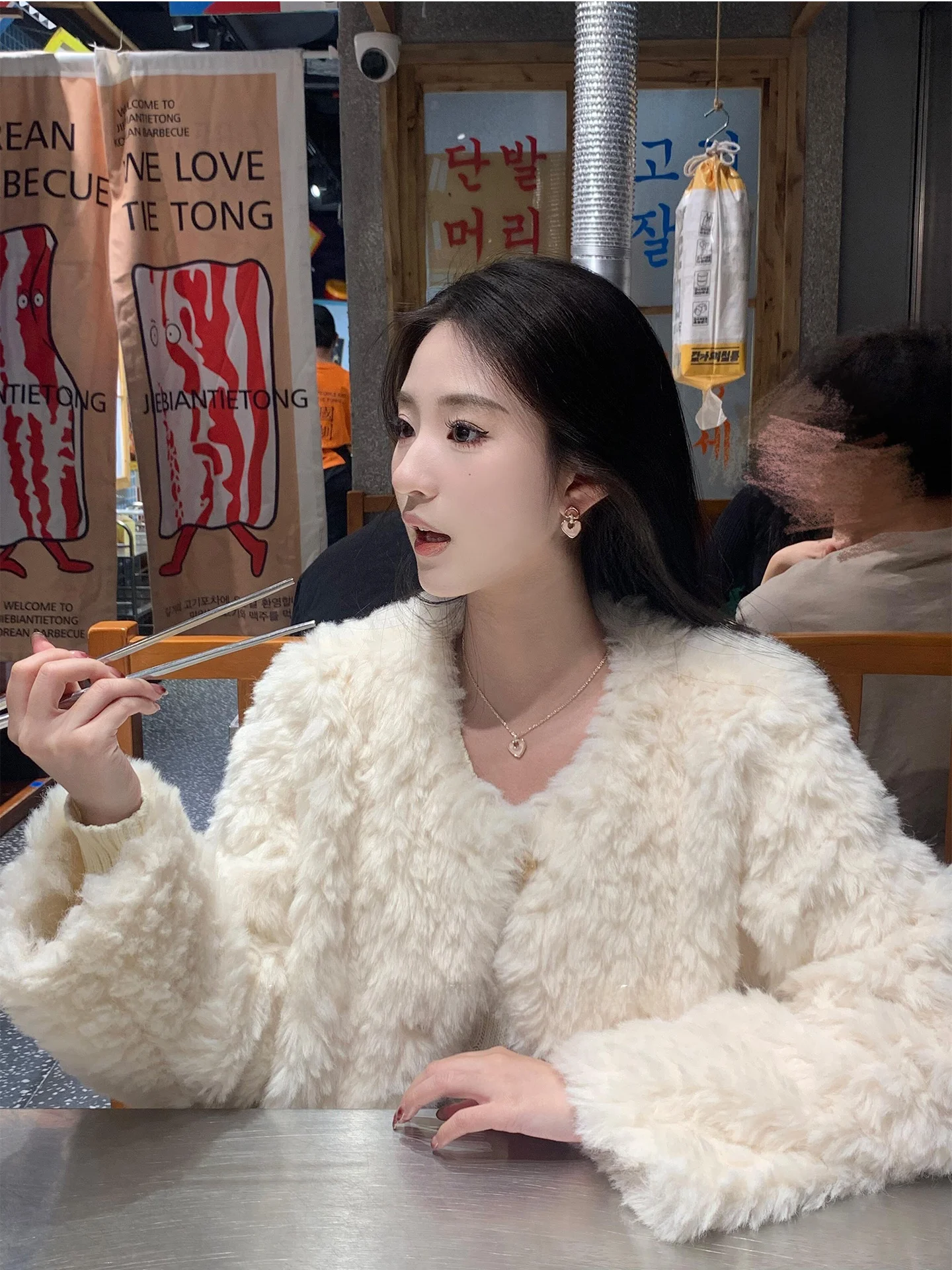 Lamsvachtjas voor dames, van gevoerd leer, warm, milieuvriendelijk, met ronde hals en ronde billen...