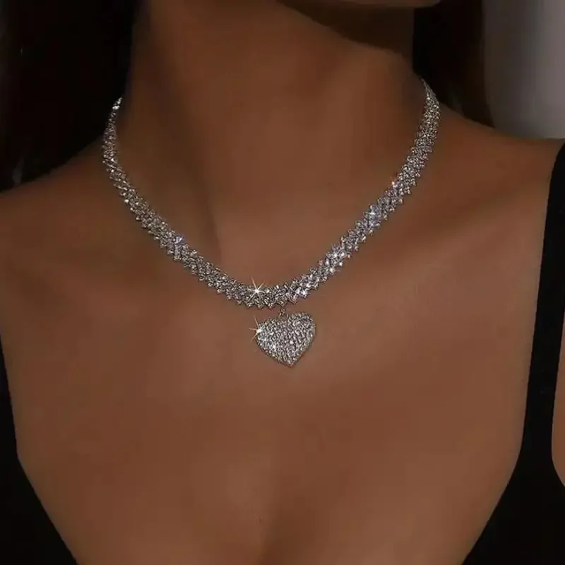Gargantilla de lujo con diamantes de imitación a la moda europea y americana, collar de corazón para mujer, cadena de clavícula de alta gama con diseño de nicho, cadena de cuello versátil y moderna