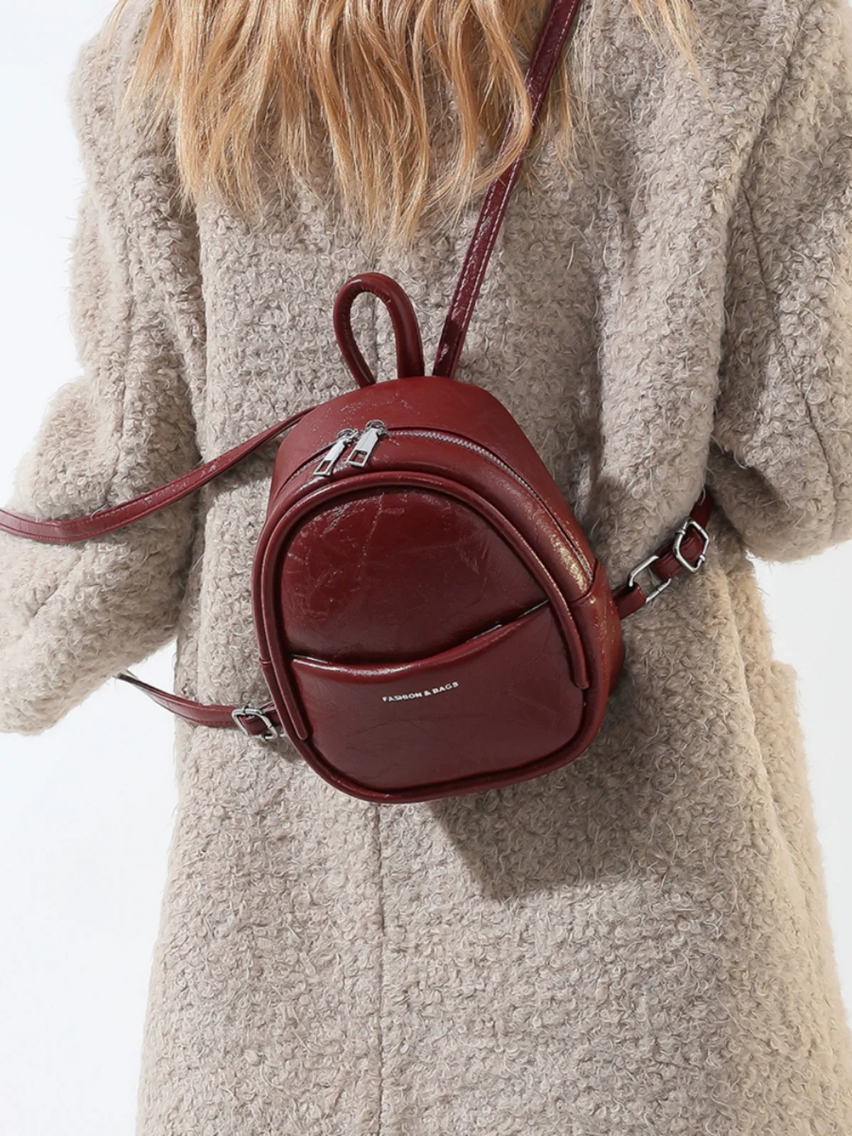 

2025 New Red Mini Backpack College Student School Bags Travel Commuting Packbags Shoulder Messenger Bag For Girls Luxury Design