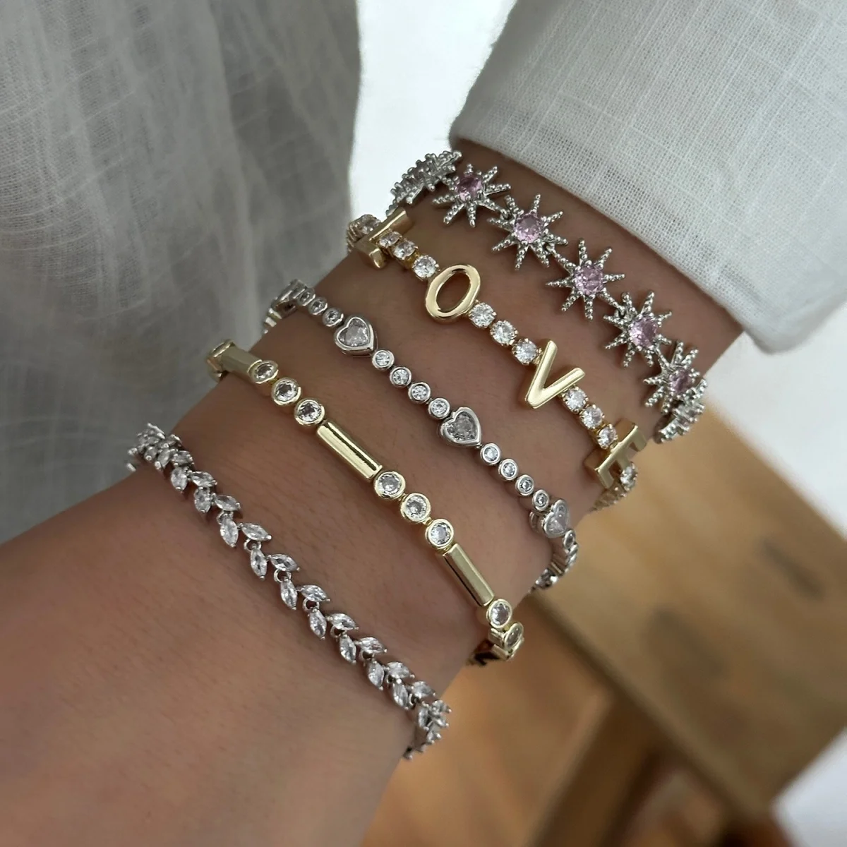 Exquisite glänzende Zirkon-Armbänder mit runden, herzförmigen, quadratischen, Weizenblatt- und Sternen-Elementen für Damen und Herren, schlichte Sonnen- und LOVE-Buchstaben-Armreifen, Schmuck. – Detail 15