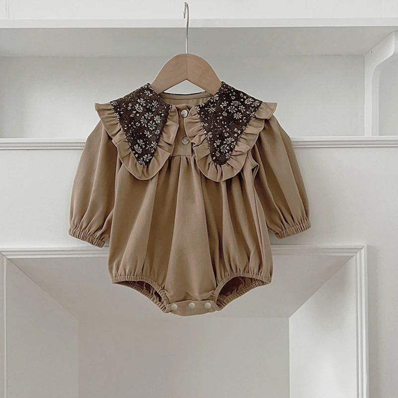 جديد ربيع 2026 بدلة قفز للأطفال البنات بأكمام طويلة من القطن بتصميم عتيق لحديثي الولادة ملابس بنية للأميرة 0-24 متر ملابس بنية