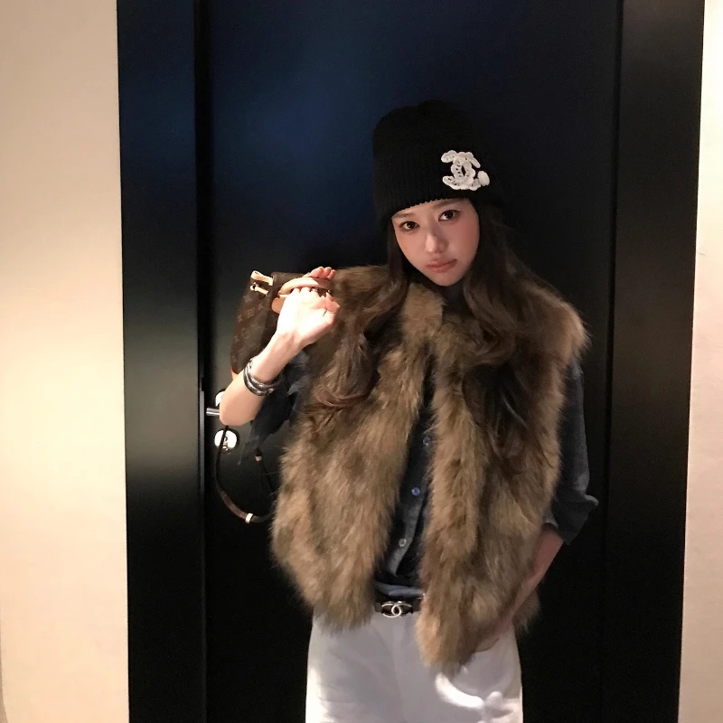 YOLANFAIRY معطف فرو الراكون الطبيعي للنساء موضة الشتاء الشباب نحيل بلا أكمام صدرية قصيرة حقيقية كاملة الراكون 2025