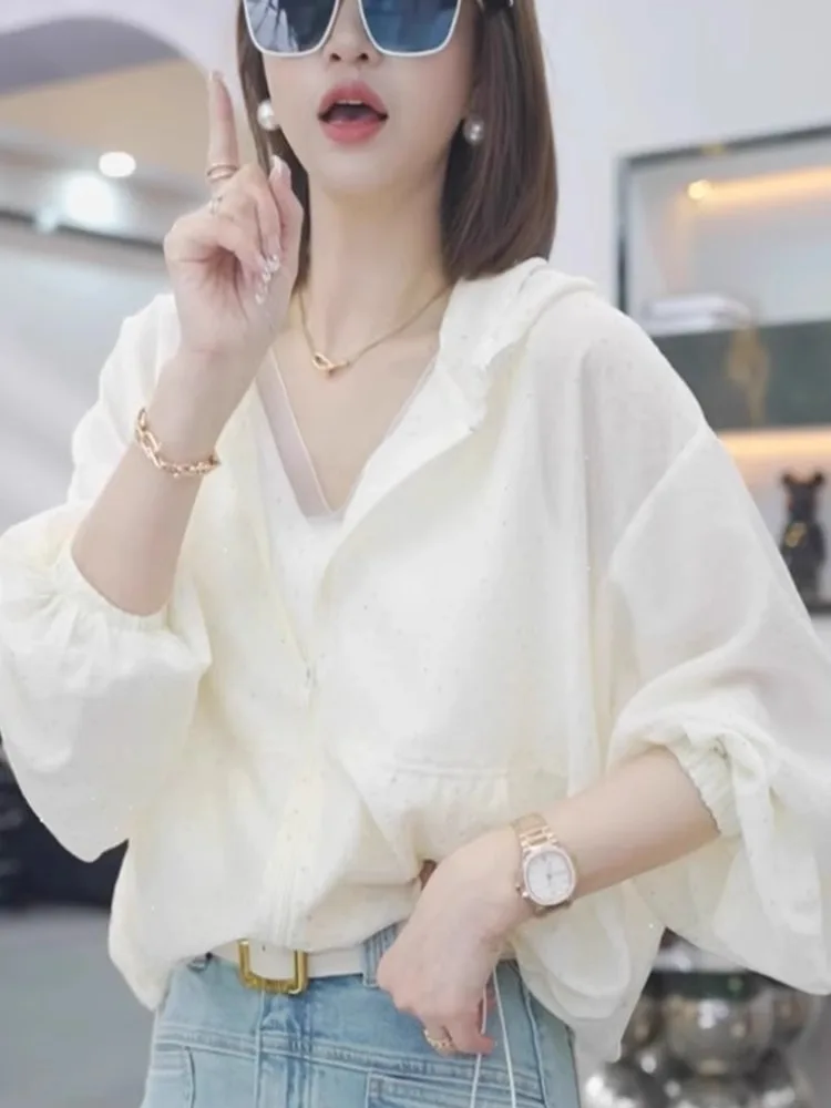 

Женская летняя новинка 2026: белая свободная укороченная верхняя одежда с капюшоном, защита от УФ-излучения, маленький размер, модная, для повседневной носки, из полиэфирного волокна