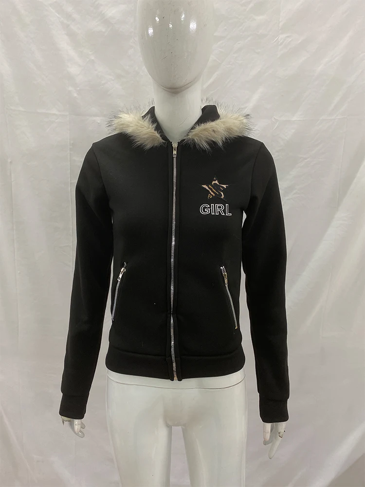 سترة بغطاء للرأس بحروف بيضاء كلاسيكية أمريكية كلاسيكية للنساء شتوية مبطنة بالفرو الصناعي سترة مريحة ملابس خروج 2026 جديدة #4