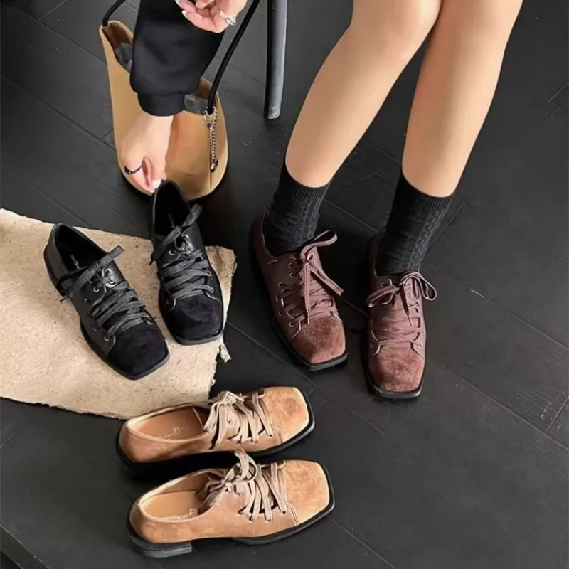 2025 sapatos de couro pequenos femininos primavera e outono vintage rendas até salto grosso cabeça quadrada único sapatos femininos de deslocamento