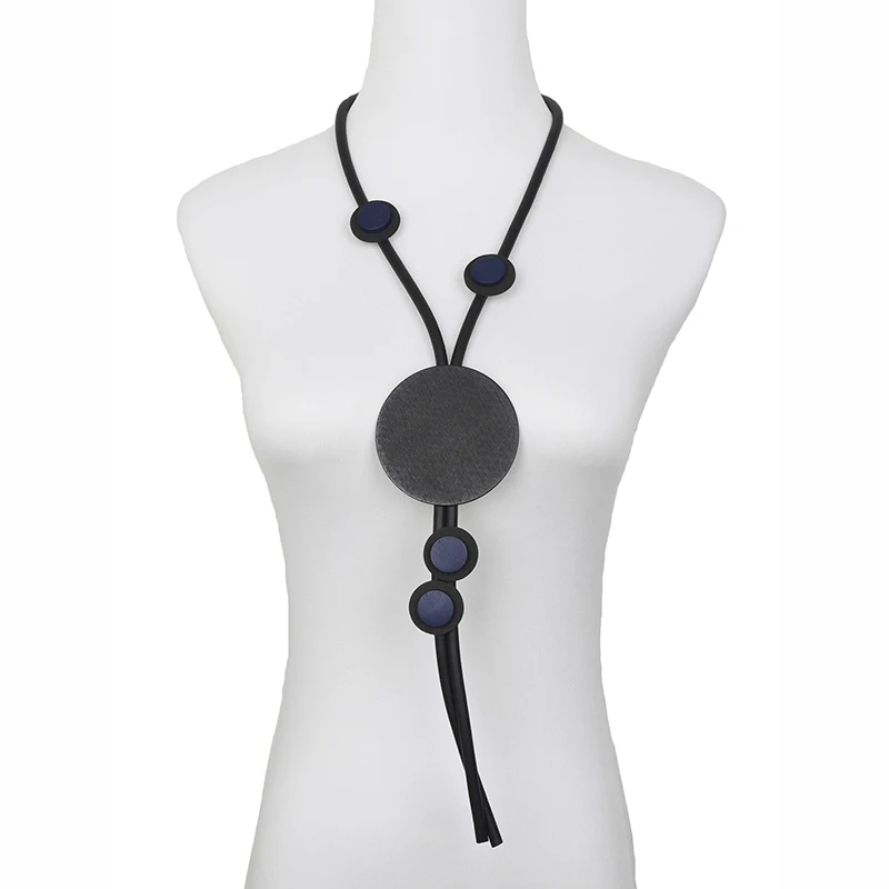 UKEBAY Lange Geometrische Anhänger-Halskette für Frauen Minimalistischer Boho-Statement-Schmuck aus Gummi für Party und Alltag Einzigartiges Design – Detail 4
