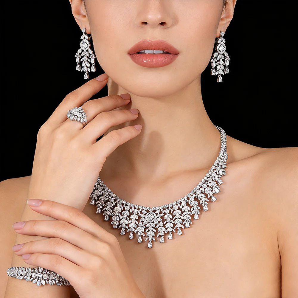 

4 комплекта ослепительных украшений из циркона (ожерелье/серьги/браслет/кольцо) подходят для женских вечеринок/свадеб в качестве аксессуаров