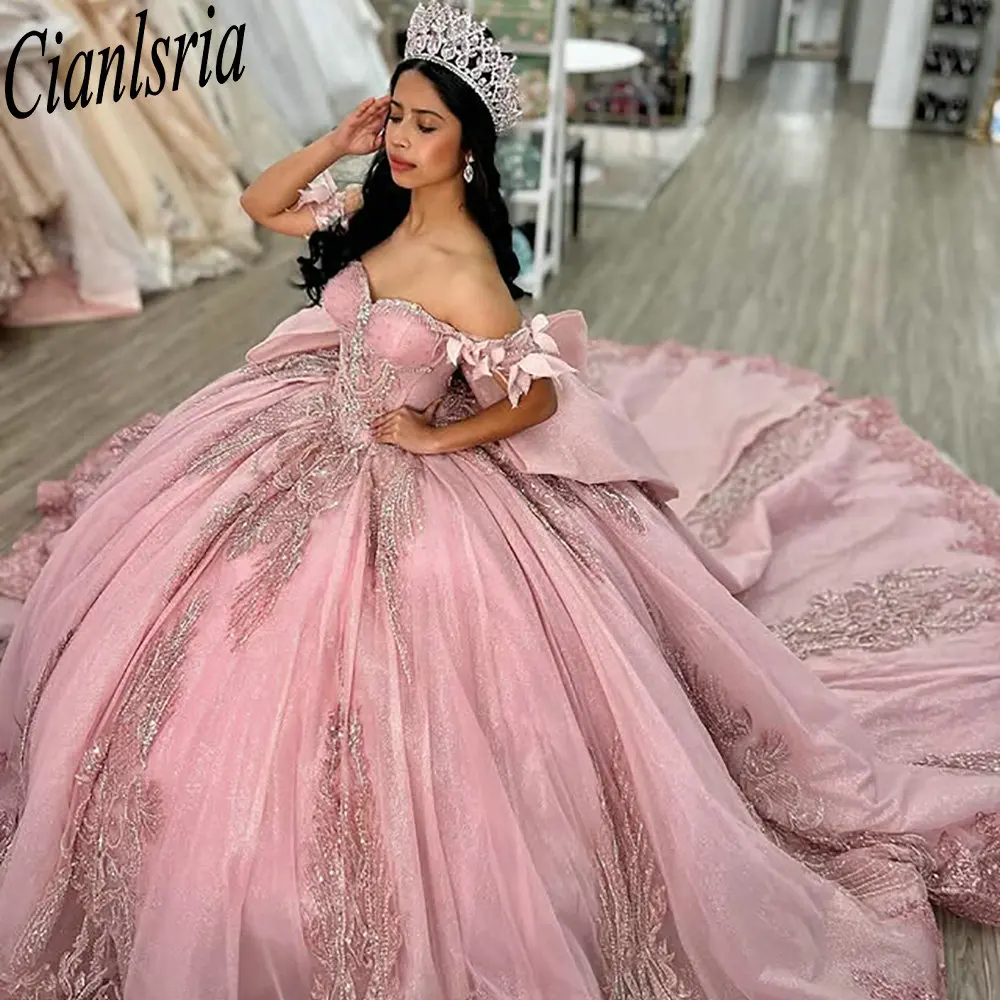 

Розовые платья Quinceanera с открытыми плечами и бантом, бальное платье с аппликацией, кружево с бисером, сладкий 15, мексиканский индивидуальный заказ