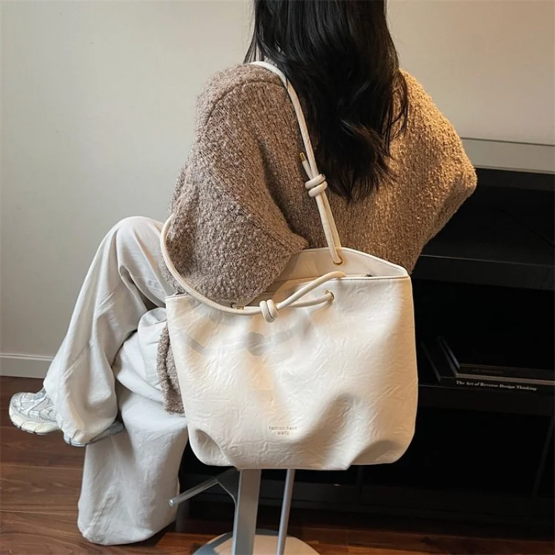 

Stylish Ladies Hand Bag Boasting Trendy Design And Fine Craftsmanship Made Of Premium Water-Resistant Leather​