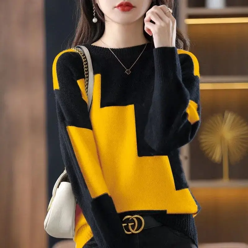 2022 Autumn Winter Black and White Contrast Splicing Sweater Korean New Fashion Elegant Round Neck Casual Sweater for Female