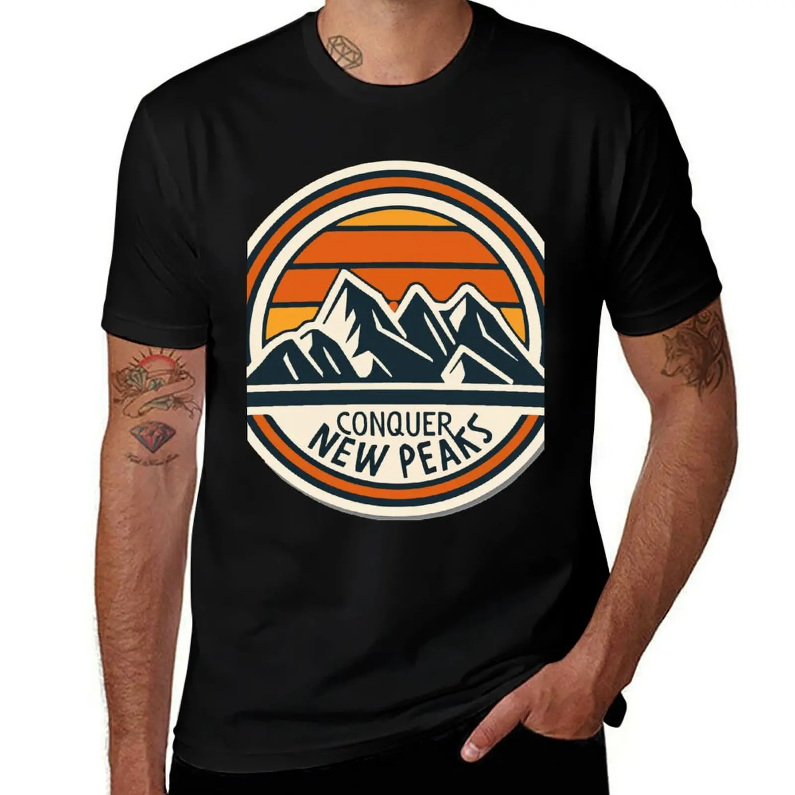 Conquer New Peaks - T-shirt d'aventure en montagne à manches courtes avec imprimé classique