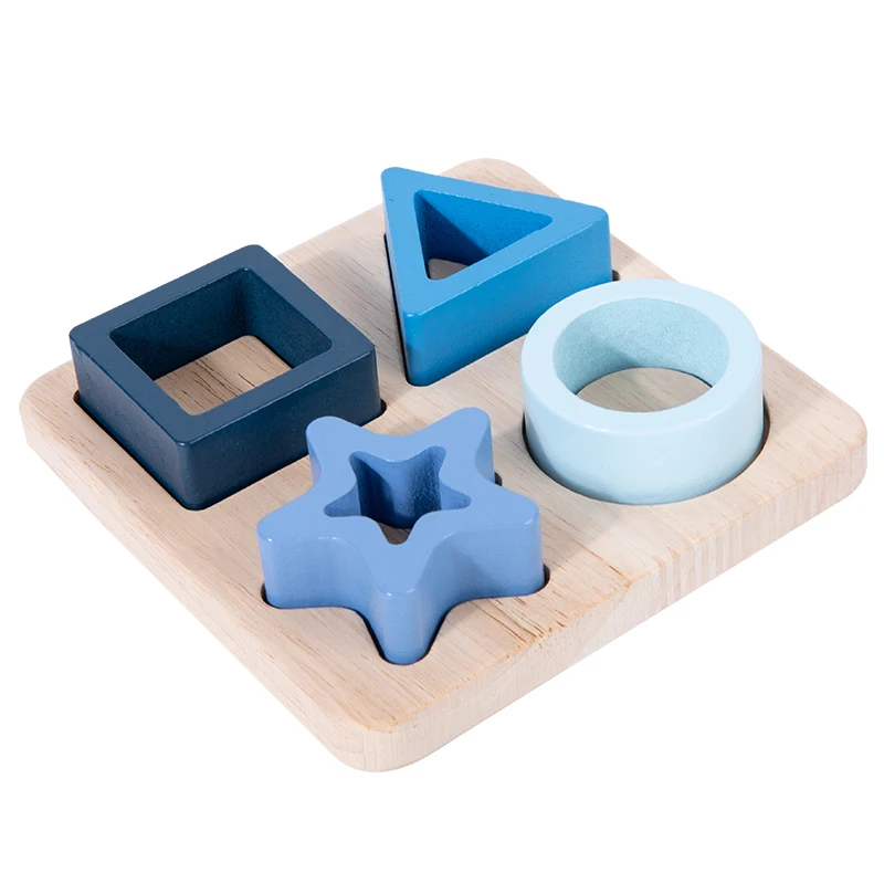 

Деревянные строительные блоки для сопоставления форм, украшенные синими квадратами, треугольниками и другими разнообразными фигурами. Идеально подходят для развития навыков распознавания у малышей.