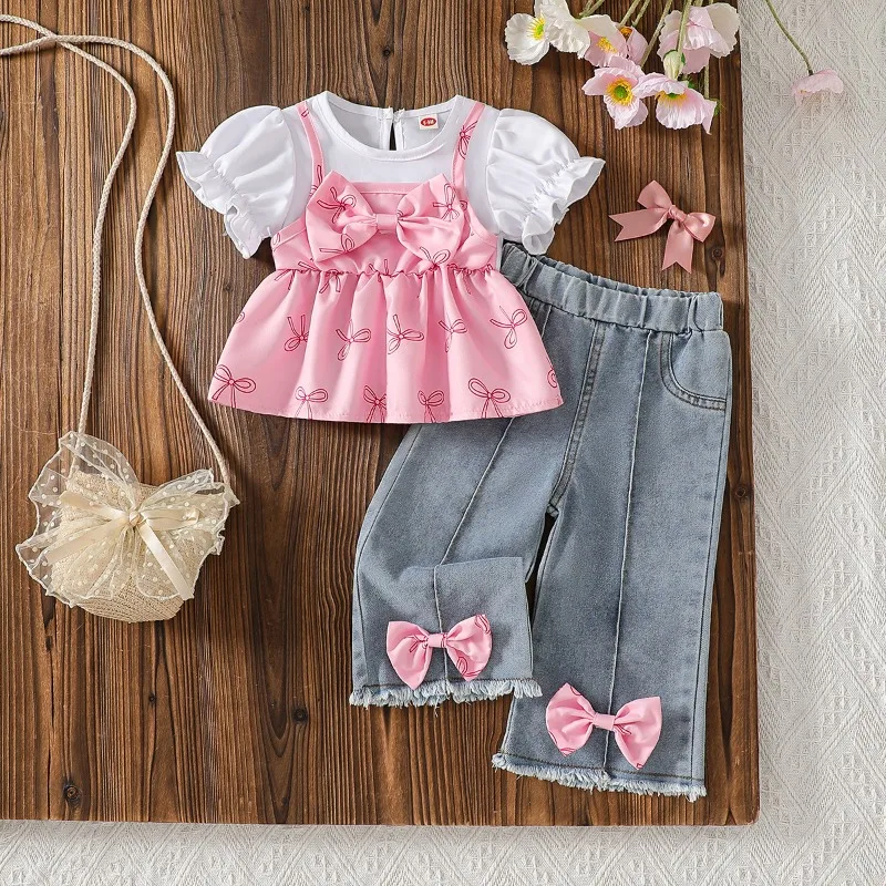 

Новый комплект для младенцев/малышей 2026: топ-майка с бантом и принтом, а также джинсы с эффектом сильной потертости