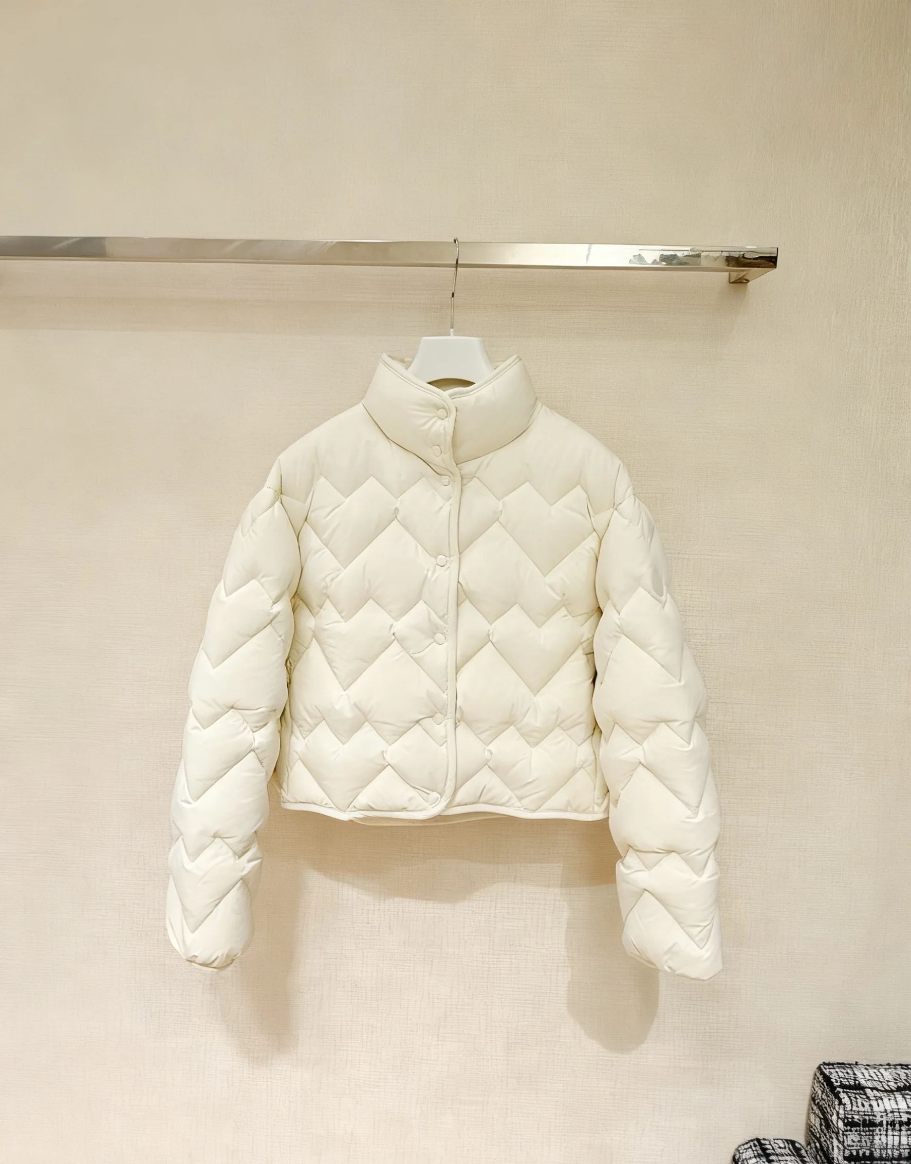 

2025 Winter New Women's Stand Collar Quilted Puffer Jacket Short Thick Warm White Cotton Coat Fashion Casual Outwear