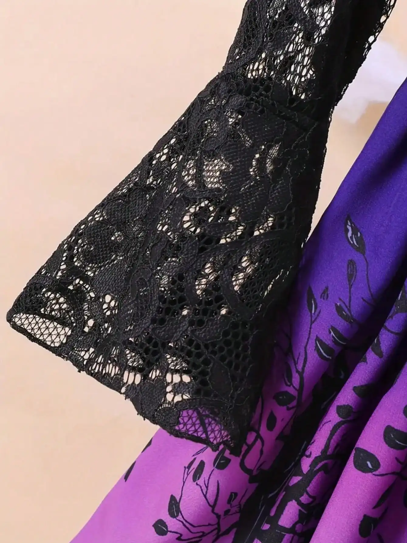 Kinder-Halloween-Kleid mit Kürbisbaum-Motiv, Netz-Trompetenärmeln, Taillenbetonenden Trägern, mittellangem Rock und Rundhalsausschnitt – Detail 6