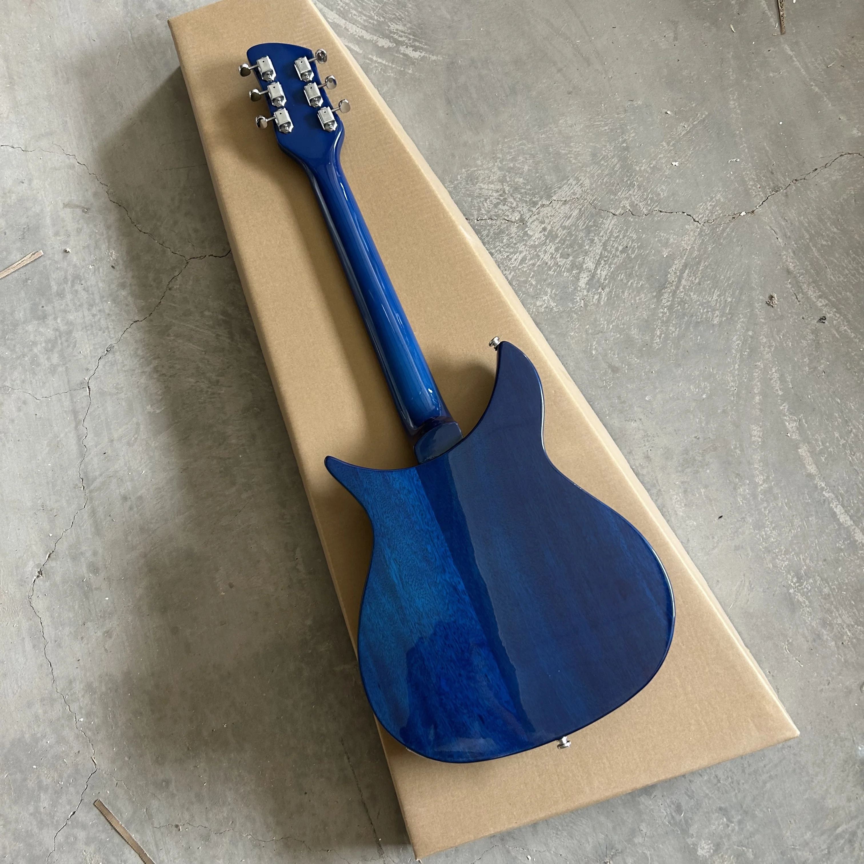 

Электрогитара типа 325, синий корпус, белая защитная пластина с подписью, оптом и в розницу.