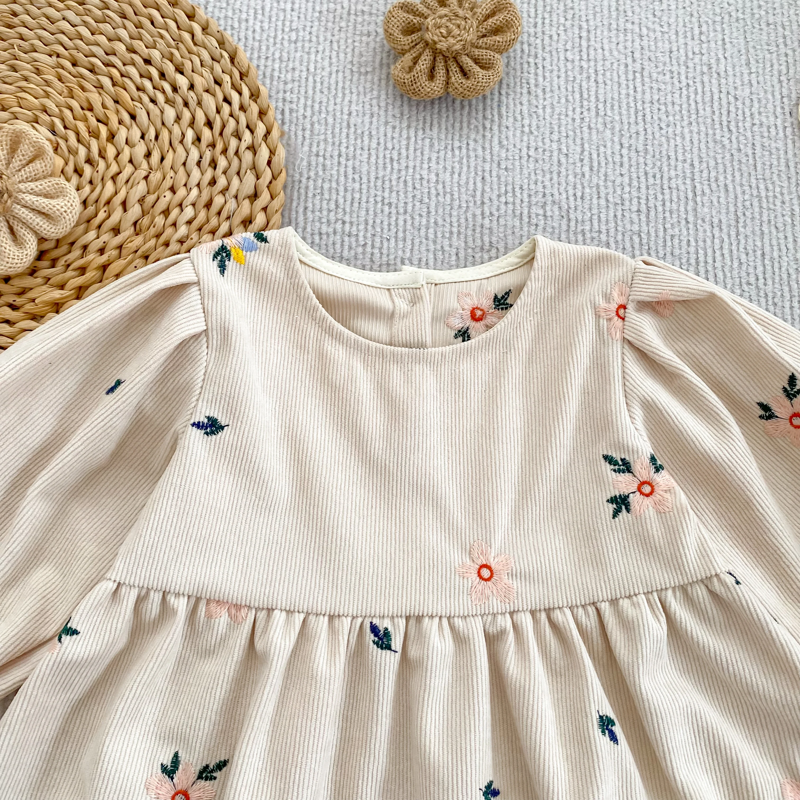 2026 Neues Herbst-Winter-Kleid für Mädchen 2-6 Jahre, Cordkleid mit Blumenstickerei, Langen Puffärmeln und Rundhalsausschnitt, A-Linien-Kleid – Detail 7