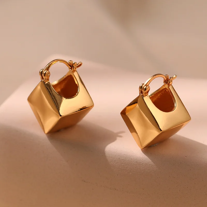 

Square Three-dimensional Personalized Ear Buckle Copper Plated With 18K Gold Geometric Hollow Women Fashion Jewelry Party