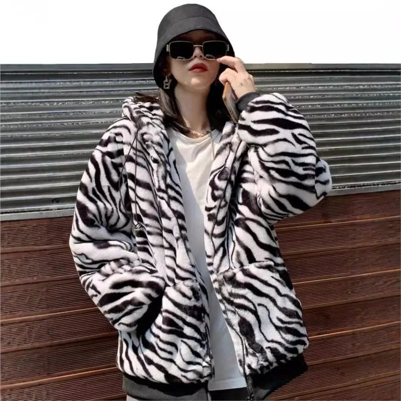 

Новая свободная и утолщенная шуба с принтом с капюшоном для женщин.