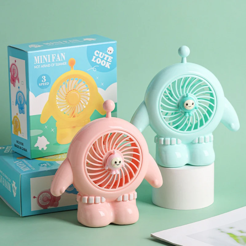 น่ารักการ์ตูนพัดลมชาร์จแบบพกพา 3-Speed Desktop Fan สําหรับห้องนอนสํานักงานกลางแจ้ง Camping ชาร์จนักเรียนพัดลมขนาดเล็ก
