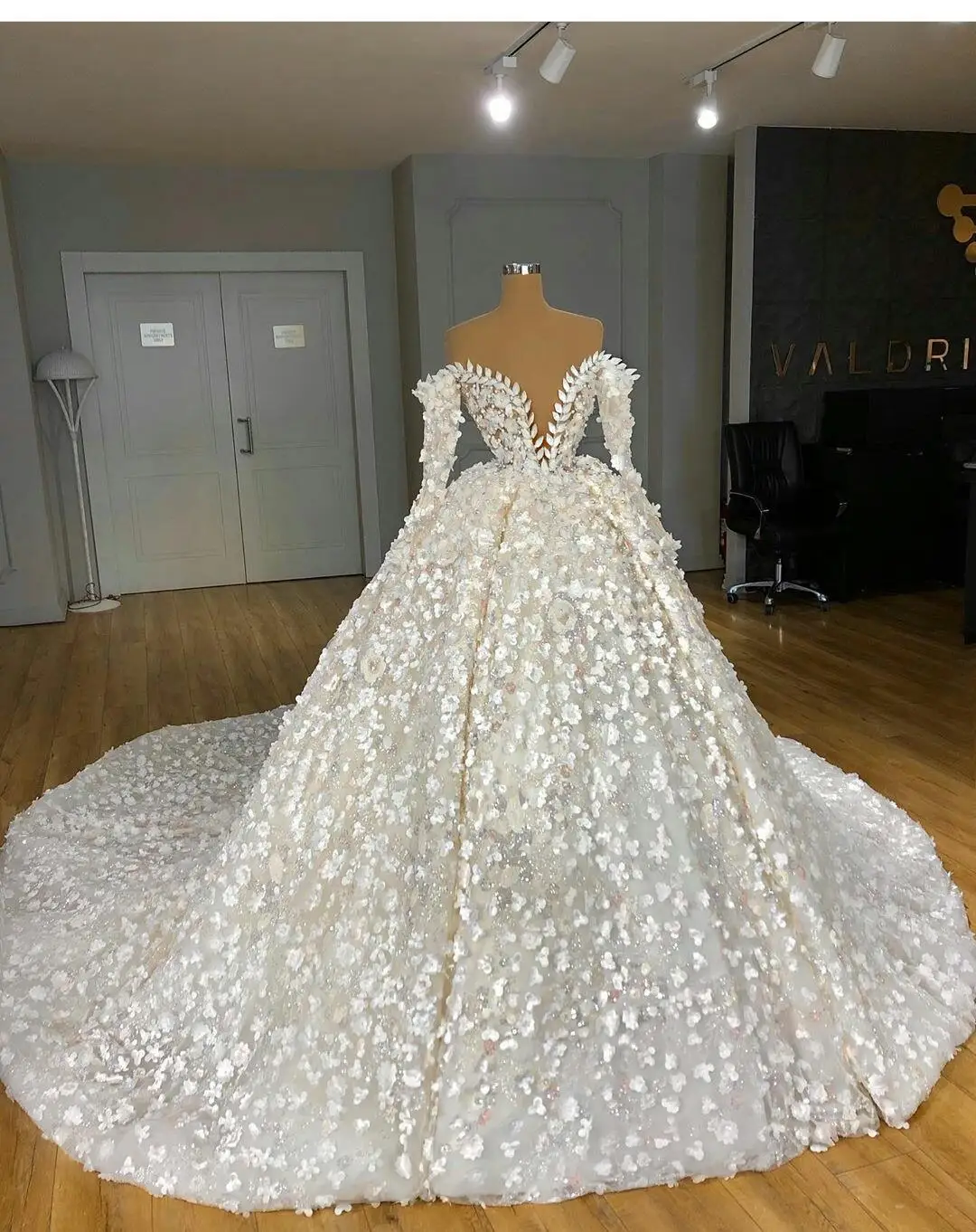 Luxury Ball Gown Wedding Dresses Off The Shoulder Lace 3D Floral Appliques Arabic Bridal Gowns Long Vintage Robes De Soiree Pear