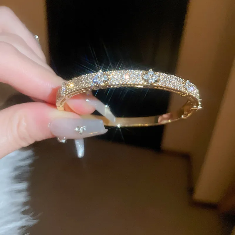 Gold- und silberplattiertes, glänzendes Armband mit Zirkonia-Steinen, luxuriöser Modeschmuck für Damen, geeignet für Partys, Hochzeiten und den Alltag. – Detail 9