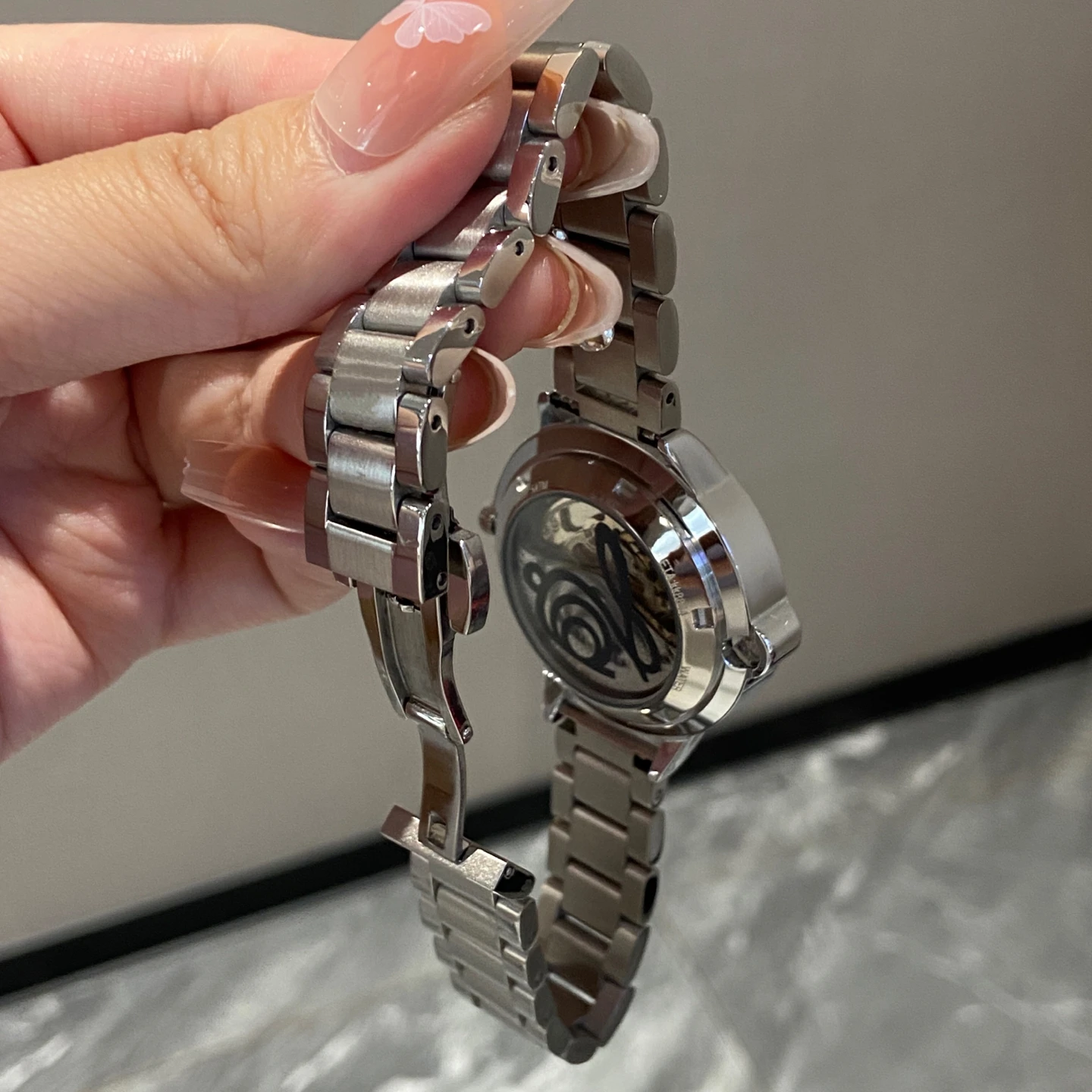 2025 ساعة ميكانيكية مجوفة جديدة للنساء مزاجه فاخر كامل الماس الميكانيكية ساعة نسائية عادية موضة ساعة هدية