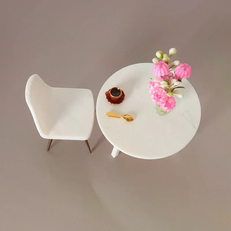 Detalle de características Juego de muebles para casa de muñecas a escala 1/12, simulación de silla de mesa de salón de diseño dominio