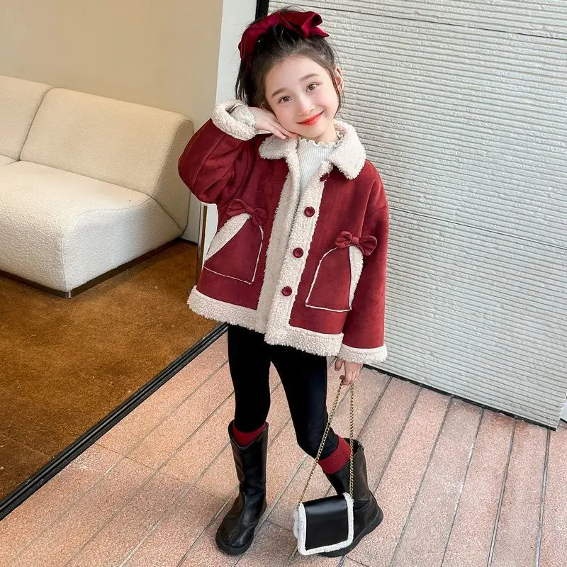 معطف شتوي مخملي من جلد الغزال للفتيات 2025 نمط جديد دافئ من الفرو الصناعي الأحمر للأطفال الصغار سترة شتوية أنيقة #4