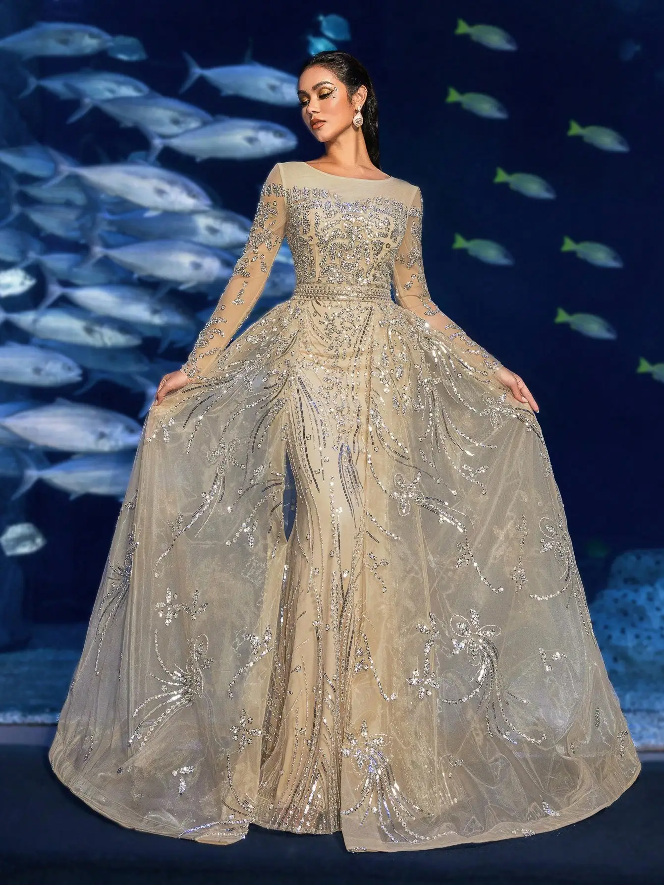 

Элегантное вечернее платье из тюля с длинными рукавами, расшитое бисером и кристаллами, приталенного силуэта «труба»