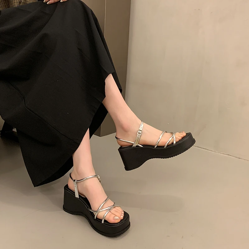 2024 Sommer Damenschuhe neue Mode dicke Sohle offene Zehen sexy runde Kopfs chnalle lässigen Stil High Heel Damen Sandalen