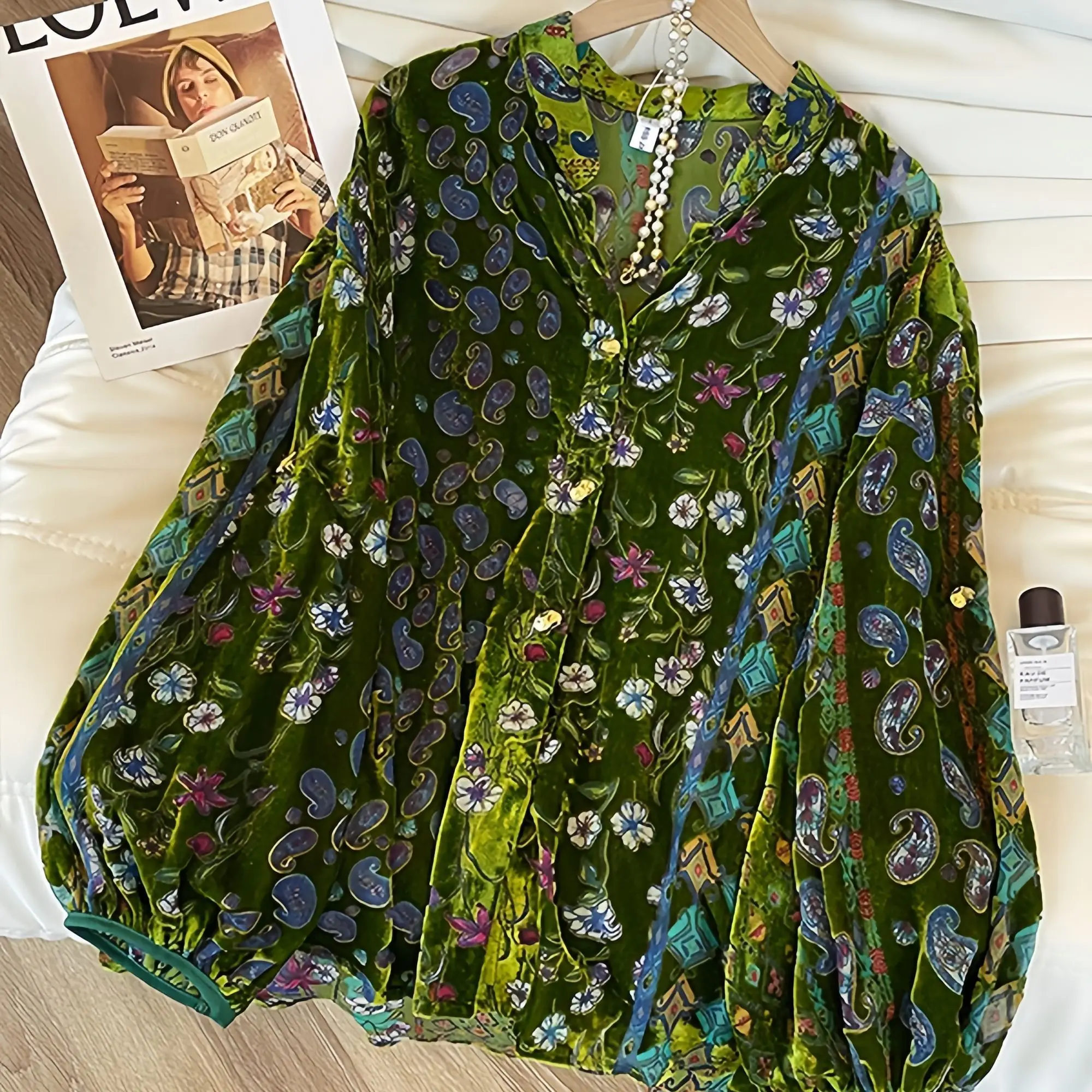 

New Chinese green printed velvet shirt 2025 winter new long-sleeved V-neck high-end temperament national style top