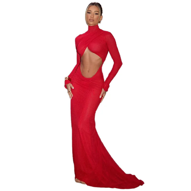 Un abito alla moda con collo alto, maniche lunghe, sexy, ritagliato, ombelico, dimagrante e aderente con uno stile europeo e americano