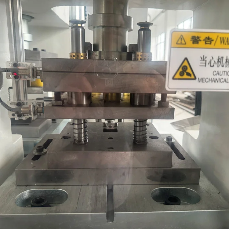 Pressa per la produzione di compressione dei terminali dei capicorda