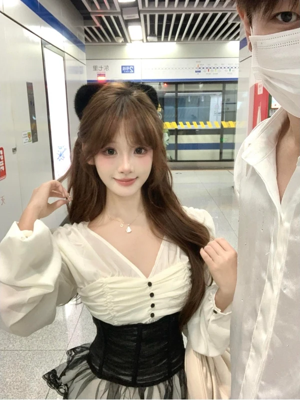 

Sweet Vintage Sle Tee-Piece Set V-Ne Puffy Sve High Waist Waist-Cinching Skirt And Top Cake Skirt Ensemble for Women