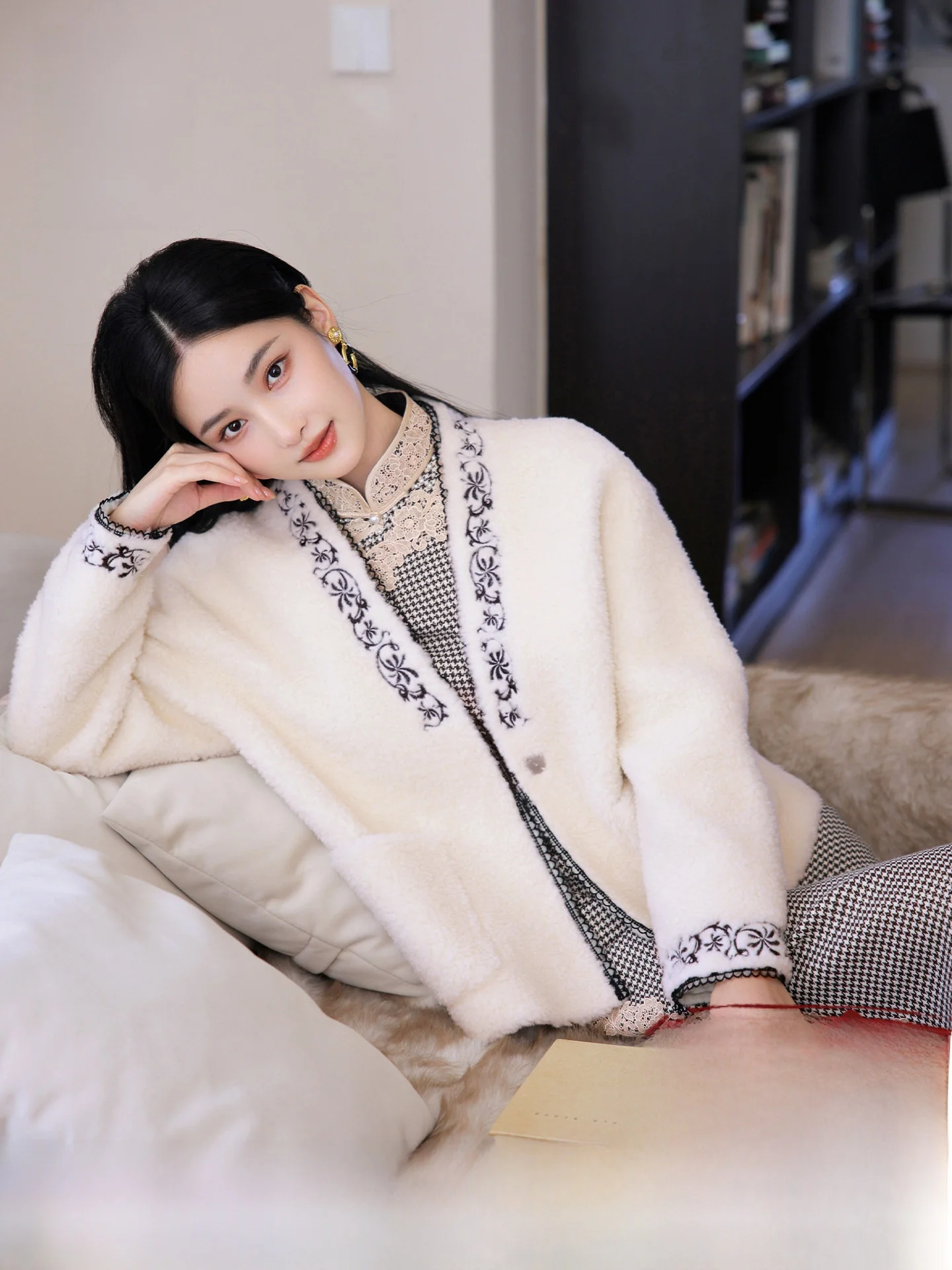 

Ele Red женское ort Jaet 2025, зимнее новое поступление, новое шерстяное меховое пальто с внутренней вышивкой, новое китайское пальто для женщин