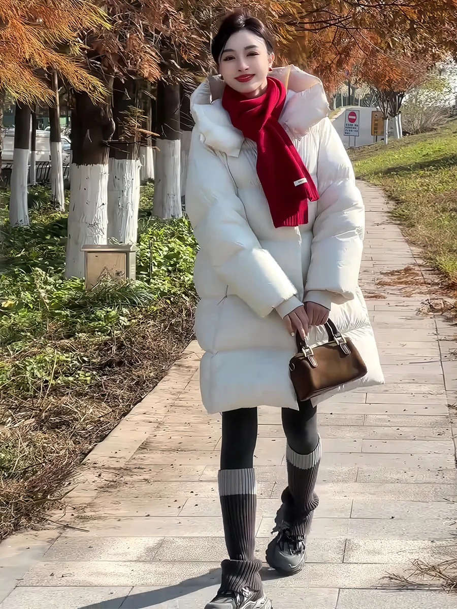 เสื้อพัฟเฟอร์มีฮู้ดสไตล์เกาหลี ความยาวปานกลาง สำหรับผู้หญิง รุ่นใหม่ปี 2025 ทรงหลวม ช่วยให้ดูผอม สีขาว บุด้วยขนเป็ด ให้ความอบอุ่น