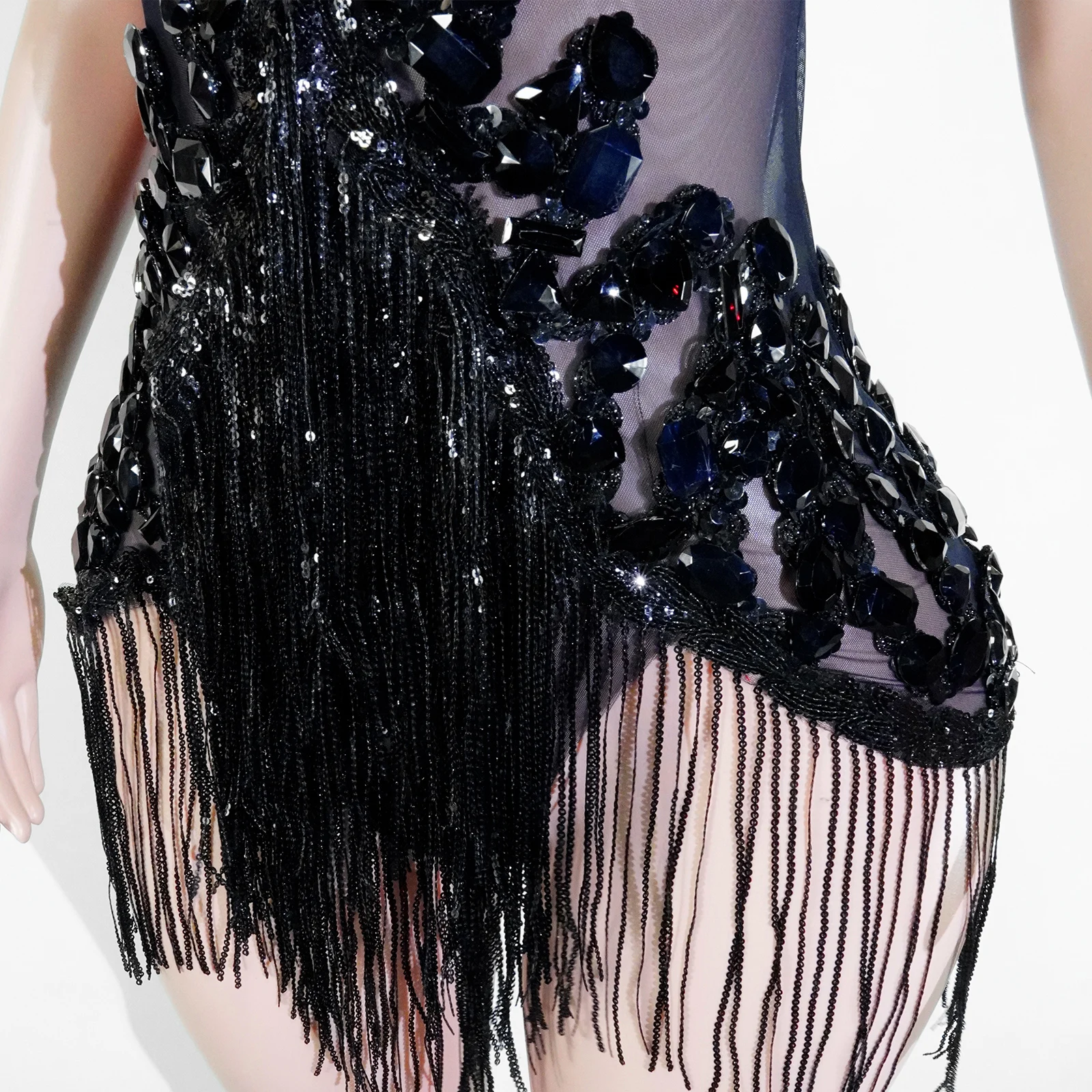 Nowy czarny kombinezon sceniczny bez rękawów z wysokim dekoltem, zdobiony frędzlami z czarnych cyrkonii, prześwitujący, idealny dla piosenkarzy, na imprezy, urodziny i do klubów nocnych.