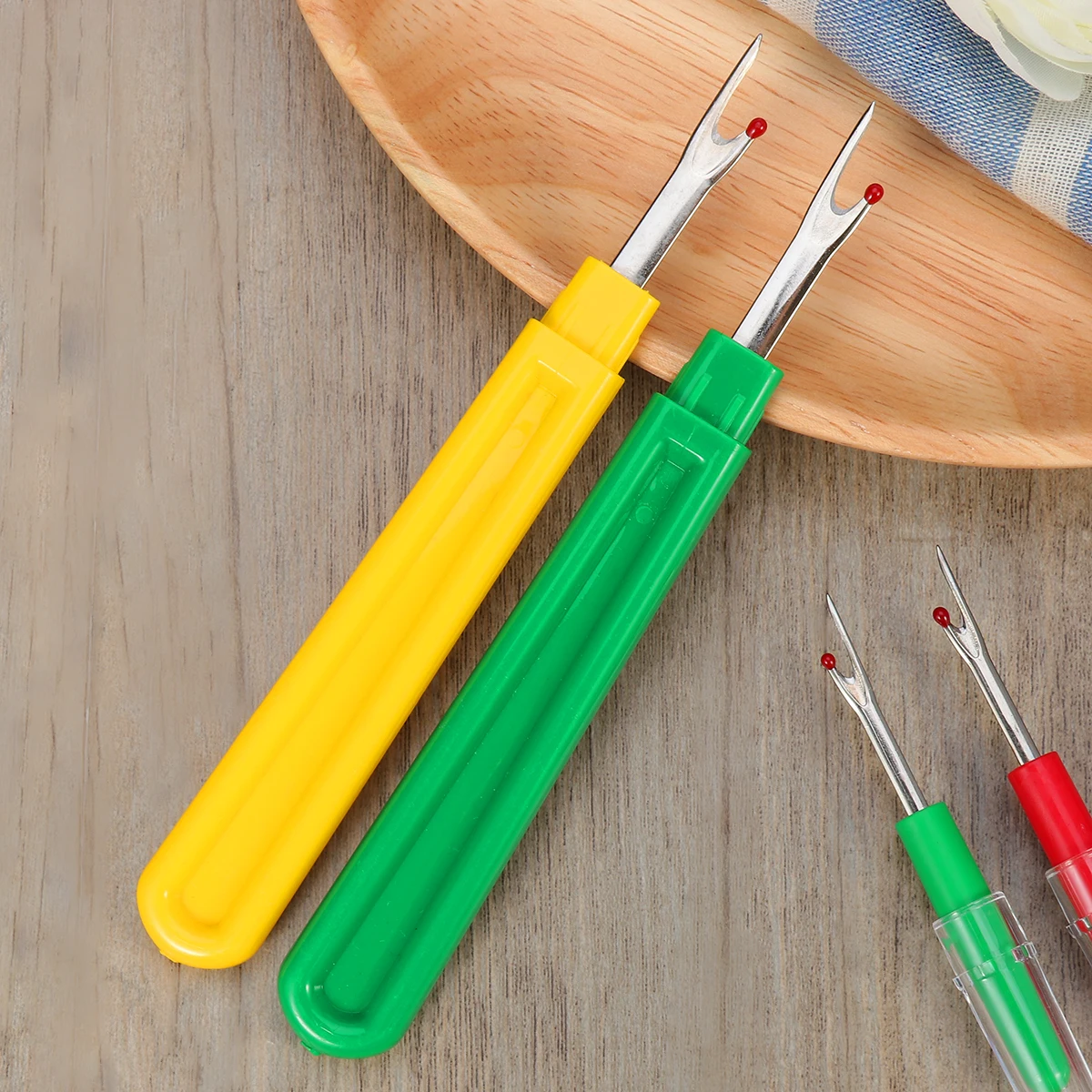 

4pcs Seam Ripper Set Plastic Handle Small Stitch Unpicker Red Ball End Large Thread Cutter Sewing Tools Easy Grip Fabric Seam