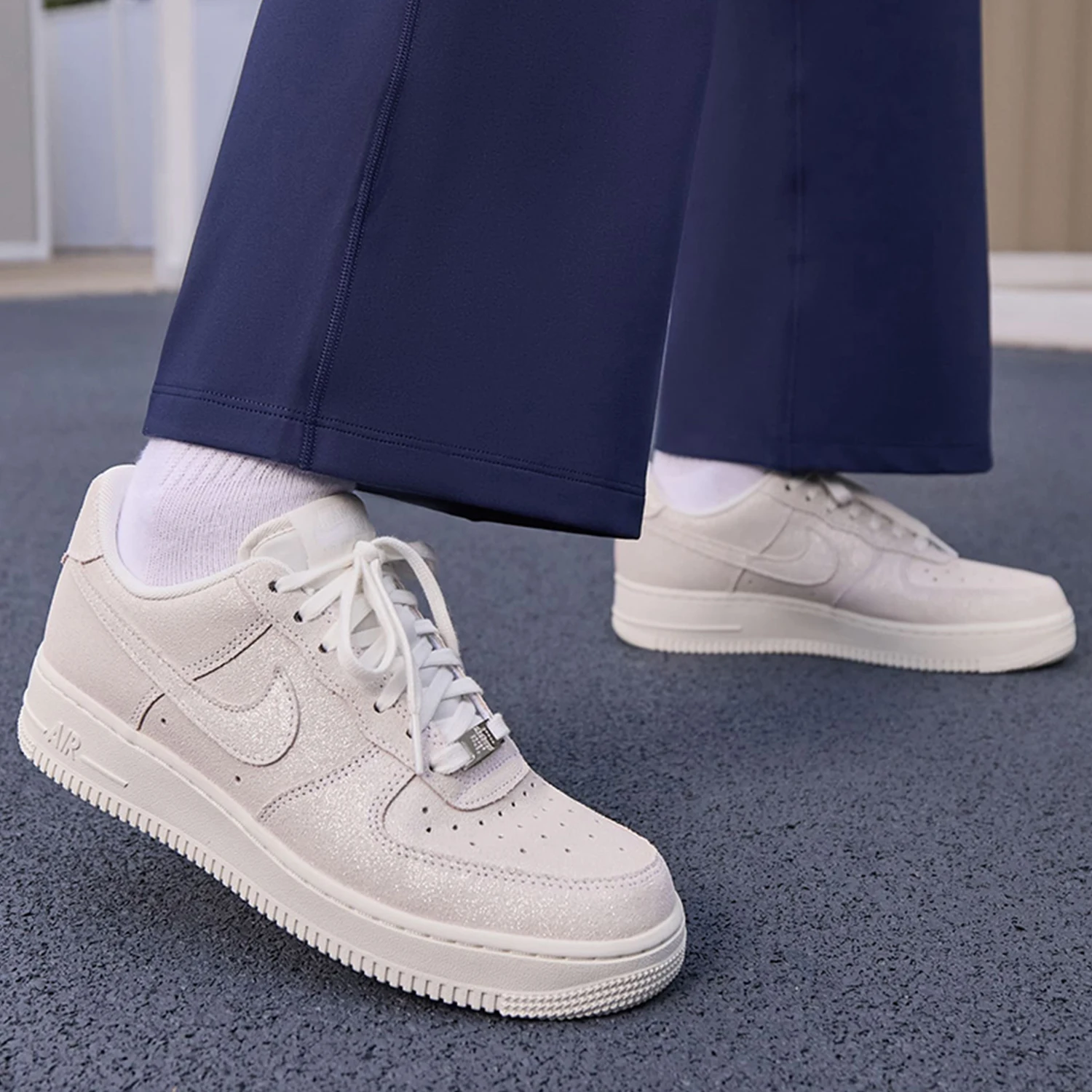 

Официальные зимние новые женские минималистичные кроссовки Nike Air Force 1, толстая подошва HQ3499-100