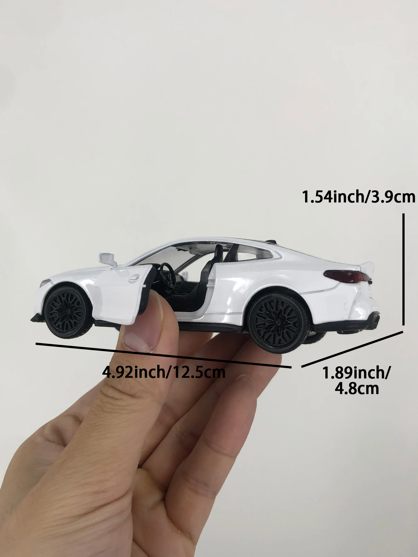 1:36 modelo de carro de brinquedo BMW M4 CSL, com exterior simulado e design de interior requintado. As portas podem ser abertas, presente infantil