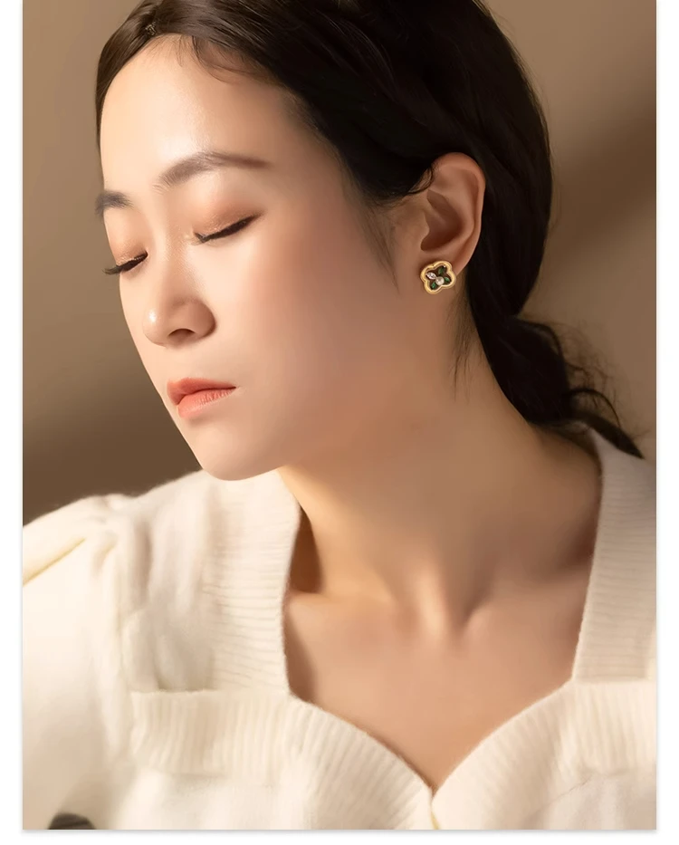 أربع أوراق البرسيم شكل أقراط المرأة الأوروبية والأمريكية المتخصصة تصميم الأقراط أقراط اللؤلؤ الفضة الاسترليني #6