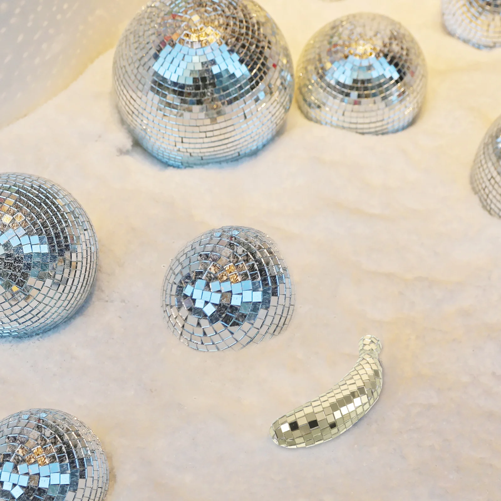 

Mirrored Banana Disco Ball Ornament Retro Reflective Fruit Tabletop Decor Hanging Pendant Dj Stage Lighting Home Party