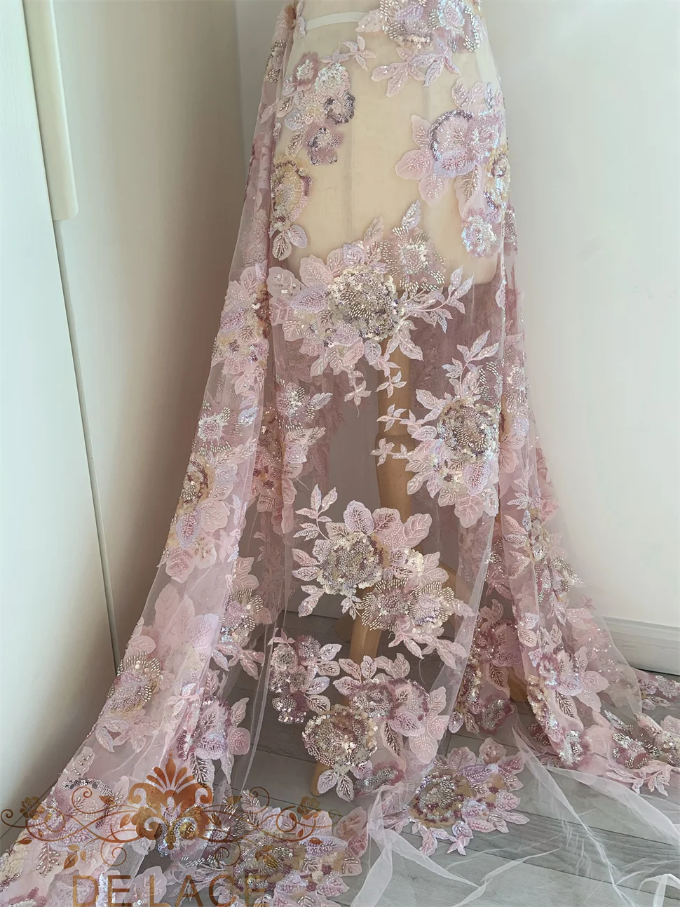 

Многоцветная свадебная ткань NNBW с тяжелой вышивкой бисером, кружевная ткань с цветочным узором и блестящими пайетками для свадебных платьев