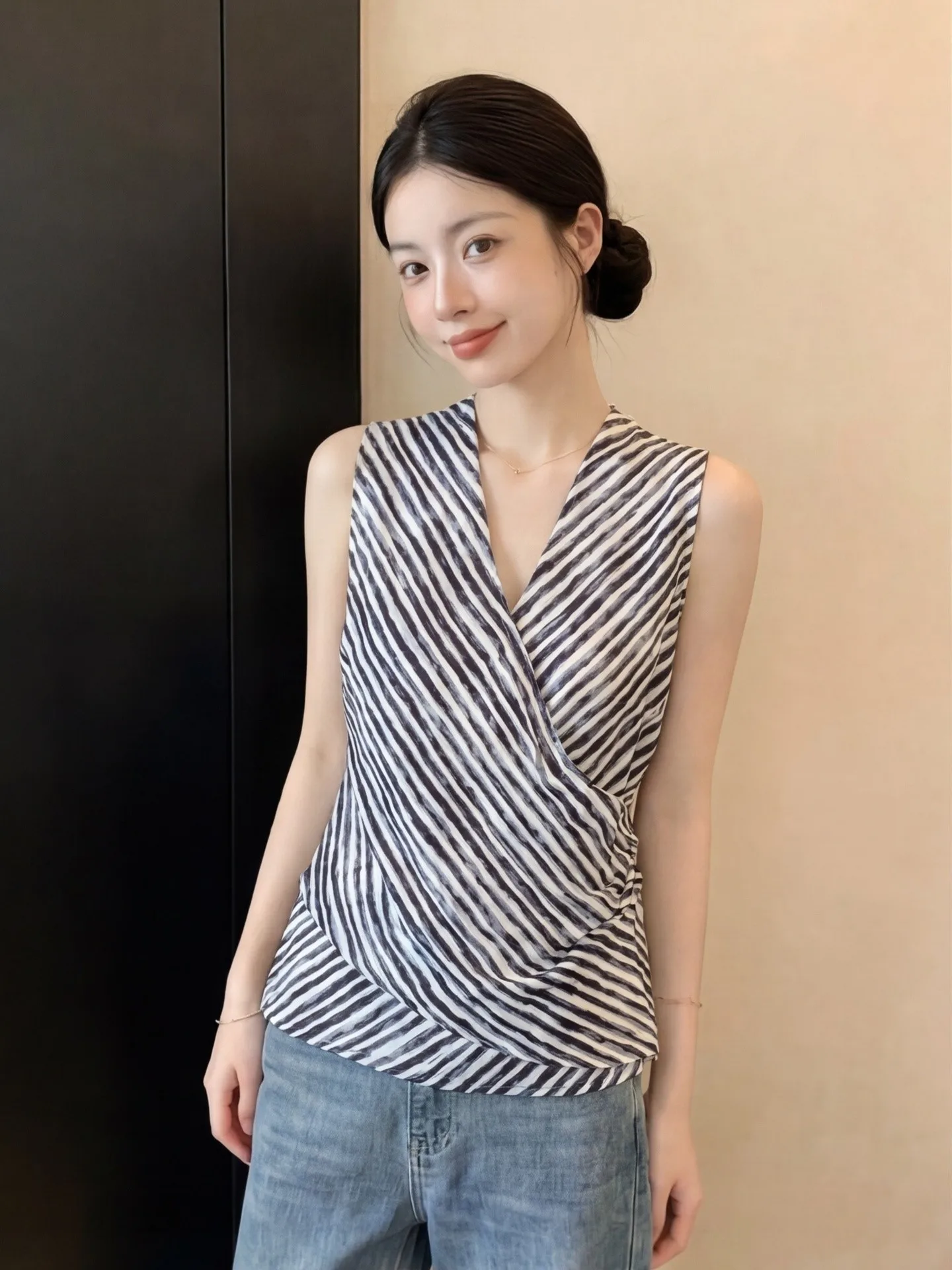 

Black Stripe V-Neck Hanging Neck Vest Women's Summer New Unique Beautiful Slimming Shoulder Exposure Sleeveless Top