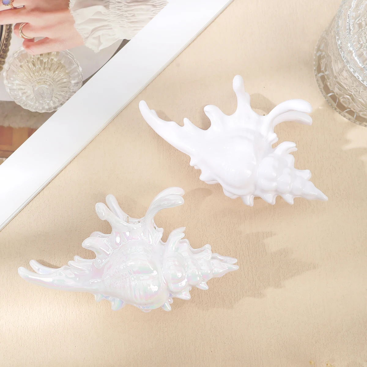 AWAYTR Klip Cakar Rambut Cangkang Keong Mempesona Jepit Rambut Akrilik Mode Jepit Rambut Tepuk Cakar Aksesori Rambut Wanita Korea