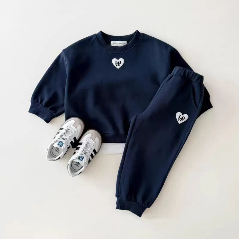 Set felpa in spugna girocollo con piccoli cuori ricamati in stile coreano autunno 2026, felpa e pantaloni della tuta in due pezzi