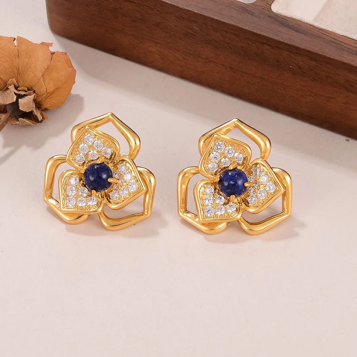 أقراط زهرية ذهبية اللون فاخرة - ترصيع أذن من الحجر الأزرق والزركون اللامع للنساء والحفلات والارتداء اليومي وأعياد الميلاد #3