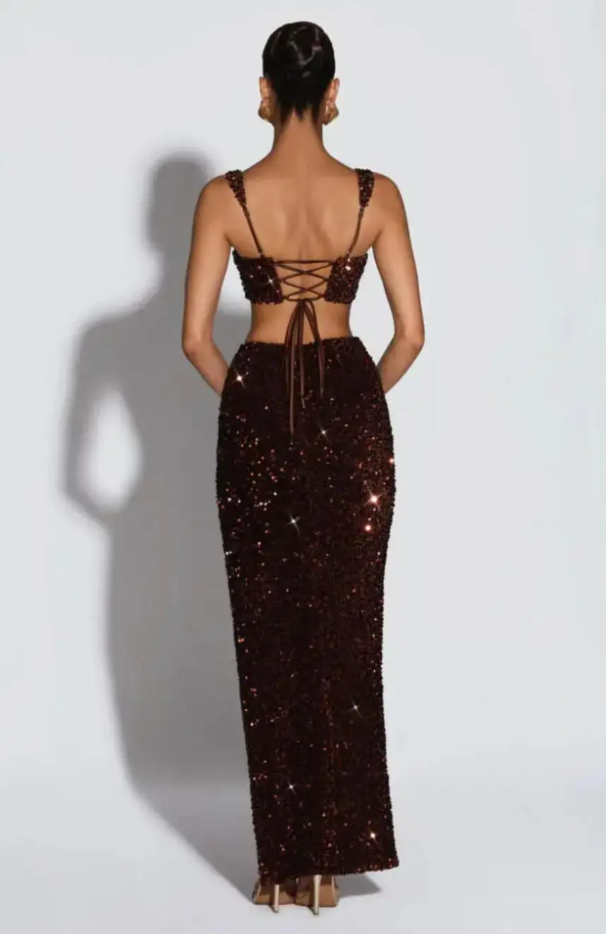 ชุดราตรีสองชิ้นประดับเลื่อมสีเบอร์กันดี ดีไซน์หรูหรา ผ่าสูง พร้อมเชือกผูกด้านหลัง สำหรับโอกาสพิเศษ ปี 2026